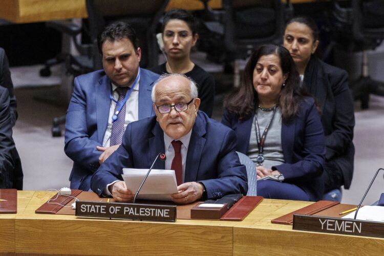 El embajador de Palestina en la ONU, Riyad Mansour, durante una sesión del Consejo de Seguridad en Nueva York. Foto: Sarah Yenesel / EFE.