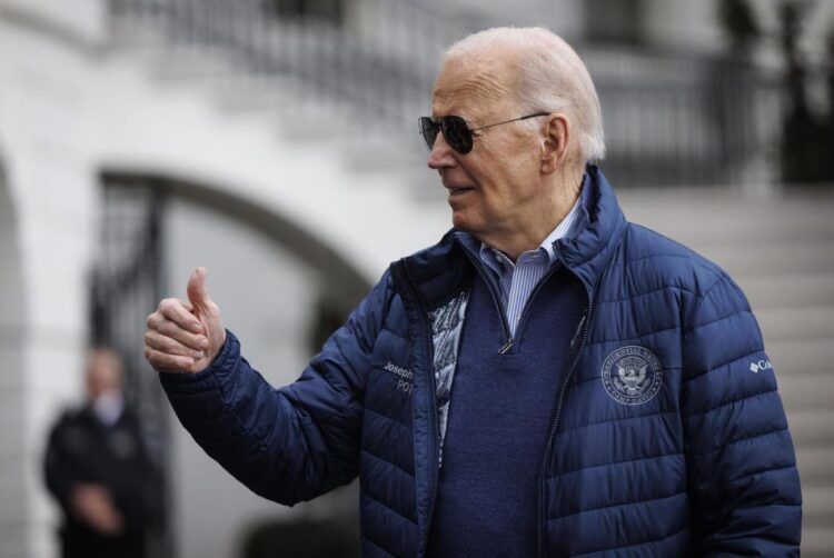 El presidente Joe Biden habla con los medios de comunicación en el jardín sur de la Casa Blanca antes de abordar el Marine One en Washington, DC. Foto: Ting Shen / EFE / POOL.