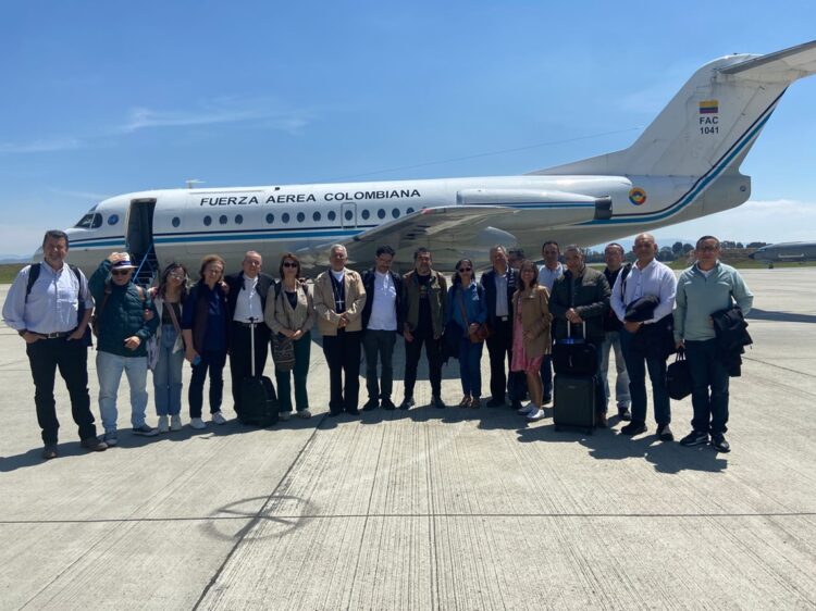 Delegación del Gobierno colombiano antes de volar a Caracas. Foto: @DelegacionGob