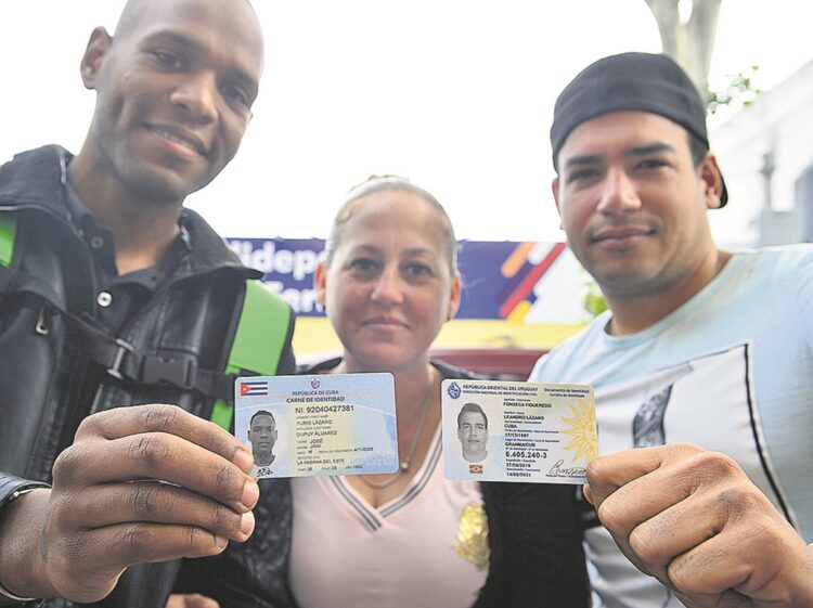 Cubanos muestran documentos en Montevideo. Foto: Gerardo Pérez, tomada de: www.elpais.com.uy