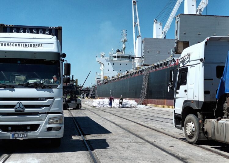 Descarga en el puerto de La Habana de harina de trigo para la producción de pan. Foto: Orlando Borrero Elías / X.