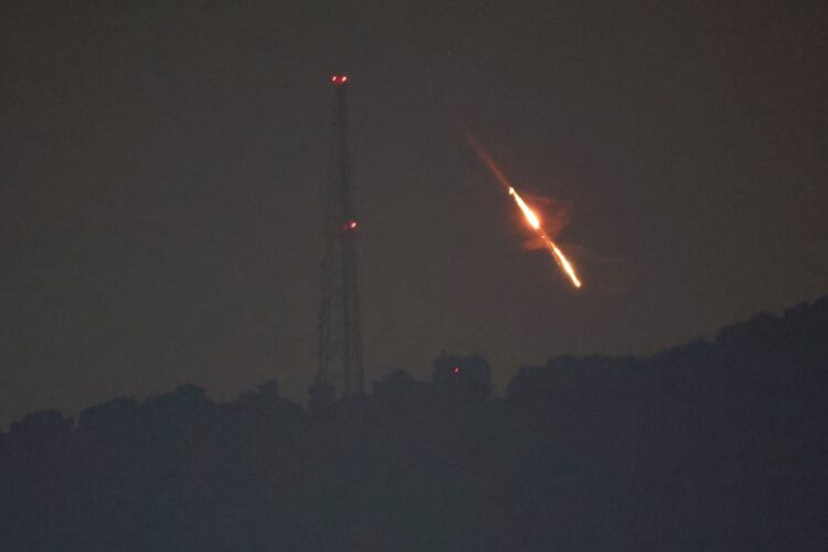 Según Israel, de los alrededor de 170 drones que Irán lanzó anoche ninguno alcanzó territorio israelí; mientras que 25 de unos 30 misiles de crucero fueron interceptados. Foto: ATEF/SAFADI EFE/EPA.