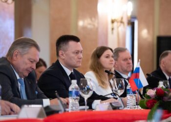 Igor V. Krasnov y la delegación que le acompaña durante la reunión en La Habana con su homóloga Yamila Peña. Foto: Embajada de Rusia en Cuba.