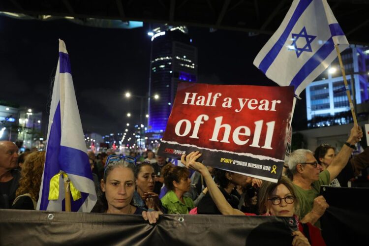 Protesta frente al cuartel general militar de Kirya en Tel Aviv, Israel, 06 de abril de 2024. Cientos de personas se reunieron para exigir que el gobierno llegue a un acuerdo para liberar a los rehenes israelíes retenidos por Hamas en Gaza seis meses después del ataque del 7 de octubre. Foto: EFE/EPA/ABIR SULTAN.