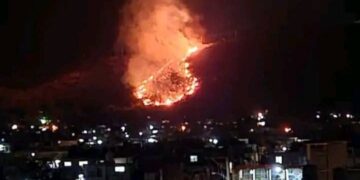 Vista desde la ciudad de Holguín del incendio en la Loma de la Cruz, la noche del 4 de abril de 2024. Foto: Yordanis Daniel Escobar Verdecia / Facebook.