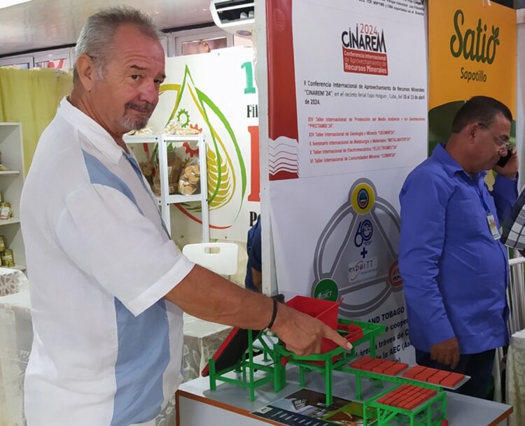 El empresario argentino, Juan Margrina, muestra la maqueta de la planta productora de ladrillos, en la Feria de la Industria y el Comercio. Foto: Periódico 26.