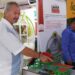 El empresario argentino, Juan Margrina, muestra la maqueta de la planta productora de ladrillos, en la Feria de la Industria y el Comercio. Foto: Periódico 26.