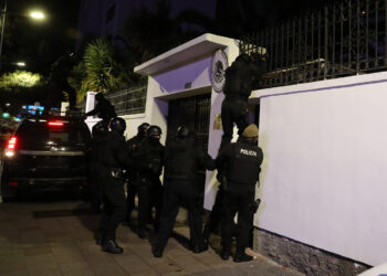 Integrantes de un cuerpo élite de la Policía ecuatoriana irrumpen en la Embajada de México para detener al exvicepresidente Jorge Glas, condenado por corrupción. Foto: EFE/ José Jácome.