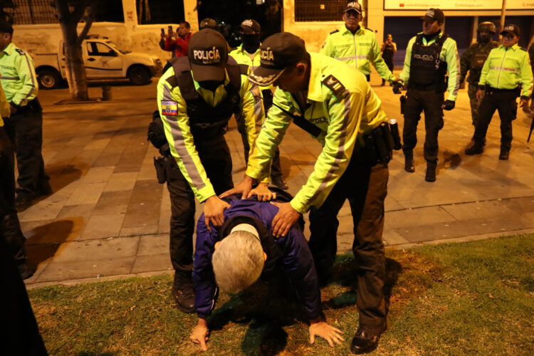 El jefe de Cancillería y Asuntos Políticos de la Embajada de México, Roberto Canseco, es sometido por policías al intentar evitar que trasladasen al exvicepresidente ecuatoriano Jorge Glas durante el allanamiento policial a la sede diplomática mexicana en Quito. Foto: José Jácome / EFE.