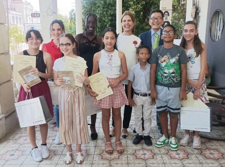 Niños premiados en el capítulo cubano del Concurso Internacional de Haiku, junto al Sr. Namba Atsushi, Ministro Consejero de la Embajada japonesa en Cuba, y su esposa. Foto: Embajada de Japón en Cuba/Facebook.