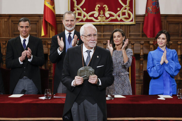 Luis Mateo Diez (c) recibe los aplausos, entre otros, de los reyes de España, Felipe VI y Letizia, del presidente del Gobierno, Pedro Sánchez (i), y de la presidenta de la Comunidad de Madrid, Isabel Díaz Ayuso (d), tras recibir el Premio Cervantes. Foto: Ballesteros POOL/EFE.