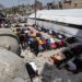 Palestinos desplazados realizan la última oración del viernes del mes sagrado del Ramadán junto a las ruinas de una mezquita destruida anteriormente por un ataque israelí en Rafah, al sur de la Franja de Gaza, el 5 de abril. Foto:  EFE/EPA/HAITHAM IMAD.