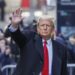 El expresidente Donald Trump saluda a los espectadores al salir del 40 Wall Street después de una conferencia de prensa, el 25 de marzo de 2024, en Nueva York. Foto: EFE/ Sarah Yenesel.