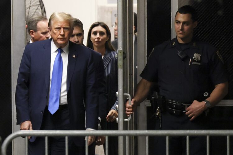 Donald Trump regresa a la sala después de un receso en el Tribunal Penal de Manhattan, Nueva York. Foto: EFE.