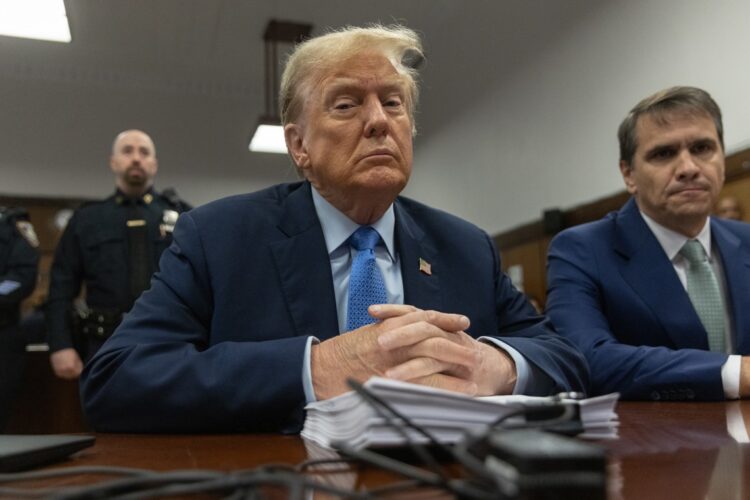 Donald Trump durante su juicio en el Manhattan criminal court, Nueva York, 26 de abril de 2024. Foto: EFE/EPA/Jeenah Moon.