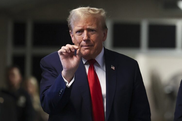 Donald Trump habla a la prensa después de dejar la Corte el 23 de abril. Foto: Yuki Iwamura/POOL/EFE/EPA.