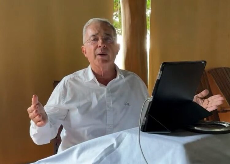 El expresidente Álvaro Uribe durante una declaración leída en sus redes sociales. Foto: EFE.