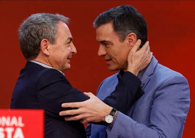 Pedro Sánchez (der) junto a José Luis Rodríguez Zapatero. Foto: EFE.