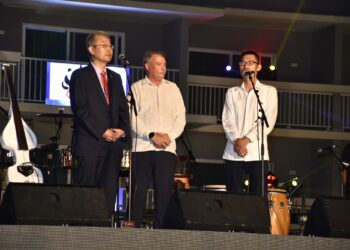 Ma Hui (i), embajador de China en Cuba, junto al ministro cubano de Turismo, Juan Carlos García (c), en la clausura de la Feria Internacional FitCuba 2024, en Jardines del Rey. Foto: Mintur.