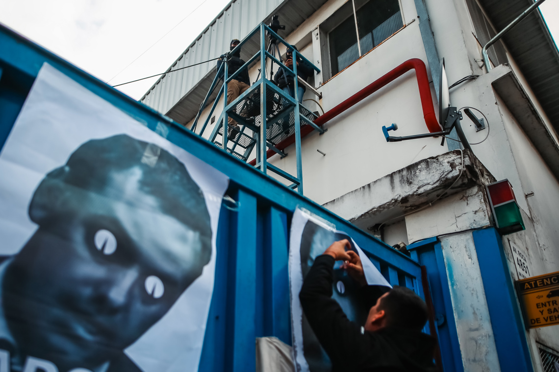 Integrantes de organizaciones sociales se manifiestan frente a un depósito donde se encuentran mas de 5 millones de kilos de alimentos, 22 de mayo en Villa Martelli, Provincia de Buenos Aires. Foto: EFE/Juan Ignacio Roncoroni.