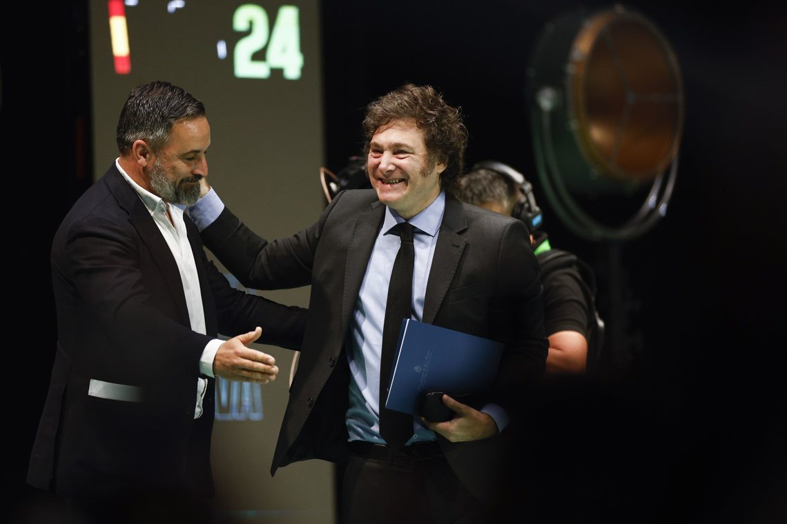 El líder de Vox, Santiago Abascal (i), junto a Javier Milei (d), presidente de Argentina, tras su intervención en la convención política de Vox "Europa Viva 24", el 19 de mayo en el Palacio de Vistalegre, Madrid. Foto: EFE/Rodrigo Jiménez.