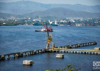 Vista de bahía de Santiago de Cuba. Foto: Kaloian / Archivo.