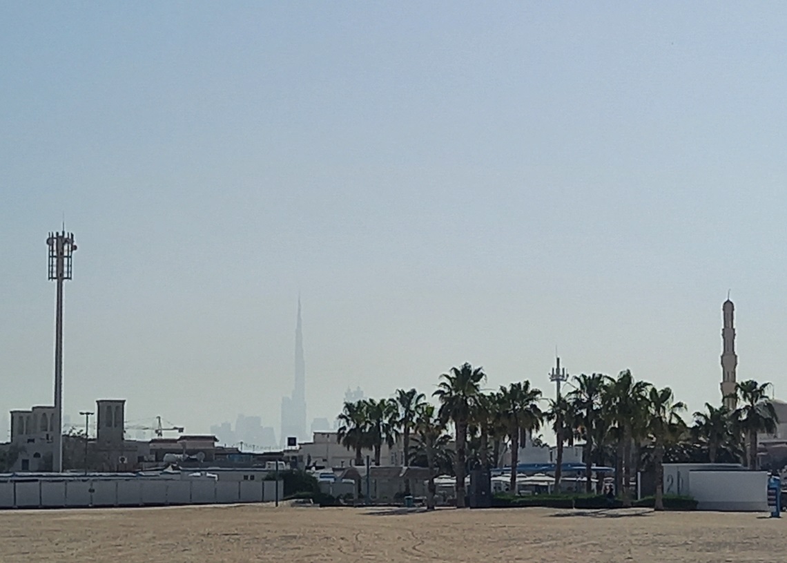 La silueta del Burj Khalifa visto en la distancia, en medio de la niebla, desde la costa de Dubái. Foto: Eric Caraballoso Díaz.