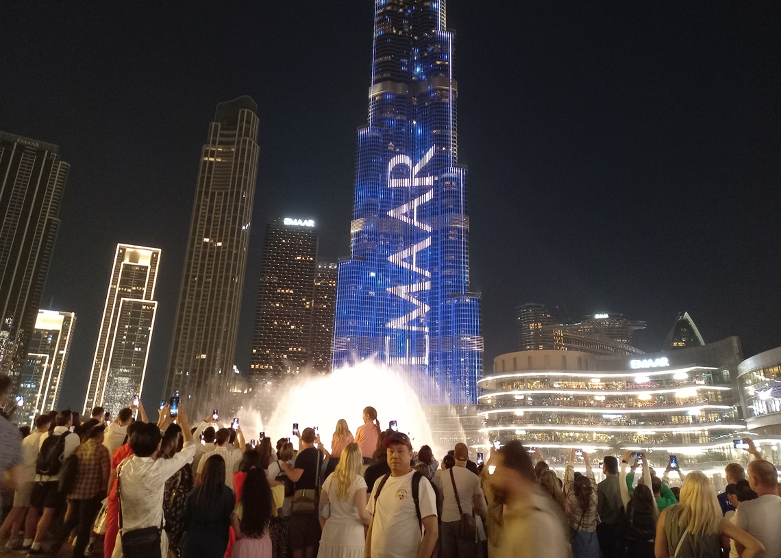 Turistas filman y hacen fotos al espectáculo de luces y fuentes en el Burj Khalifa y sus alrededores. Foto: Eric Caraballoso Díaz.