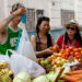 Turistas chinos compran a un carretillero en La Habana. Foto: Otmaro Rodríguez.