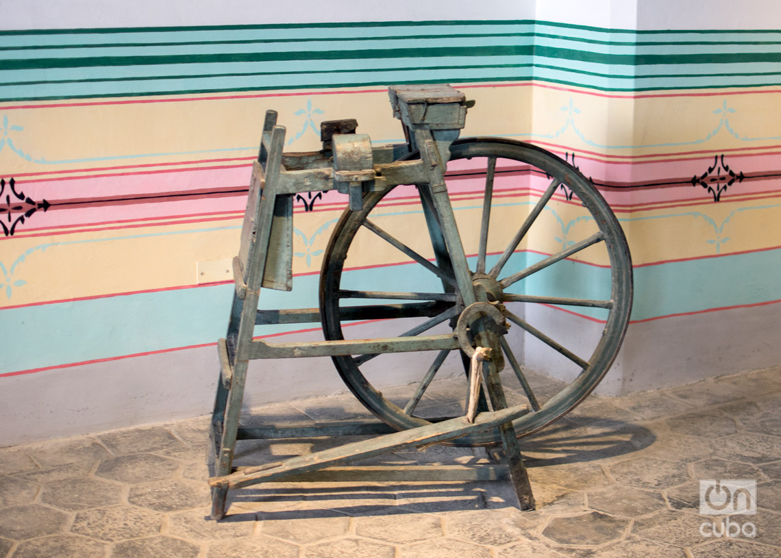 Afilador de cuchillos en el Museo de la Ciudad, Palacio de los Capitanes Generales de La Habana. Foto: Otmaro Rodríguez.