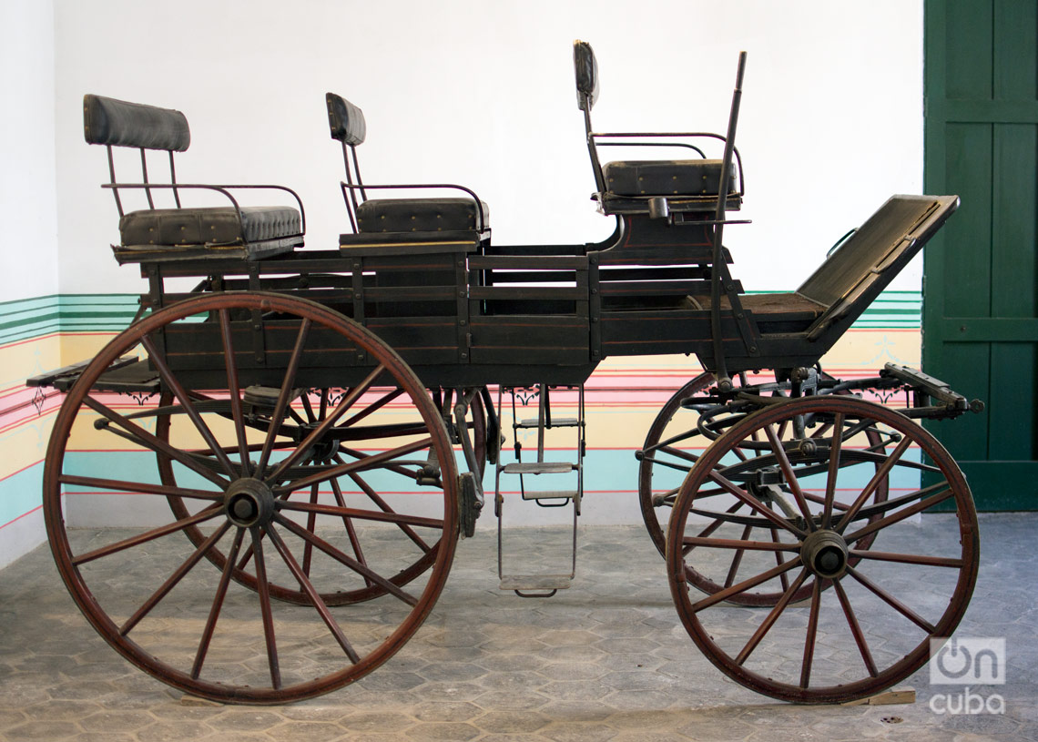 Coche antiguo en el Museo de la Ciudad, Palacio de los Capitanes Generales de La Habana. Foto: Otmaro Rodríguez.