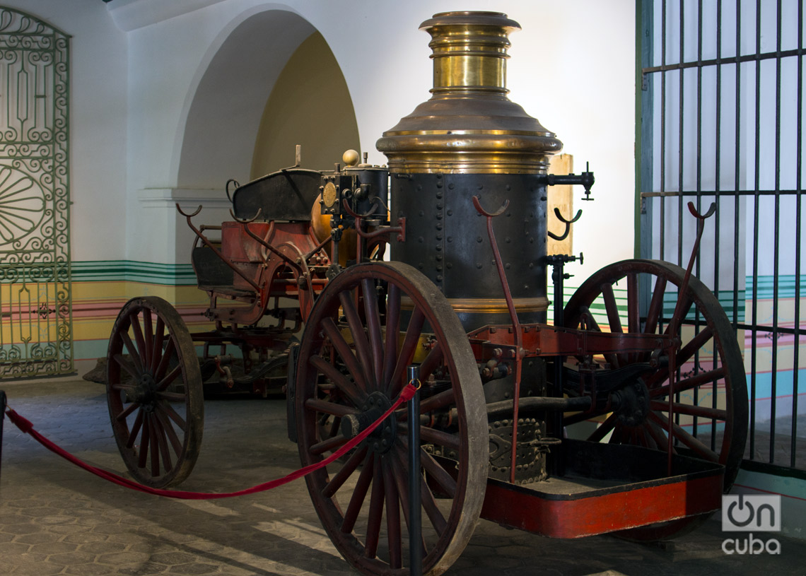 Antiguo coche de bomberos, sala de las cocheras, en el Palacio de los Capitanes Generales de La Habana. Foto: Otmaro Rodríguez.