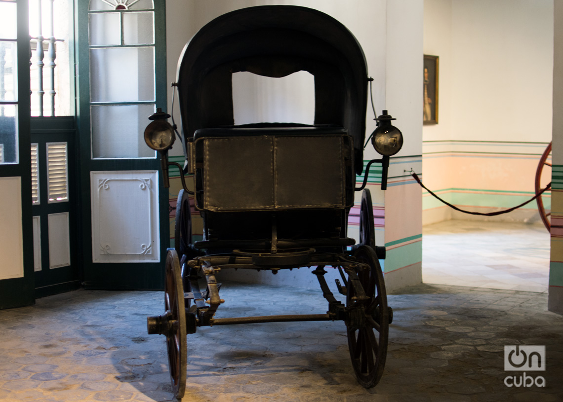 Coche antiguo en el Museo de la Ciudad, Palacio de los Capitanes Generales de La Habana. Foto: Otmaro Rodríguez.