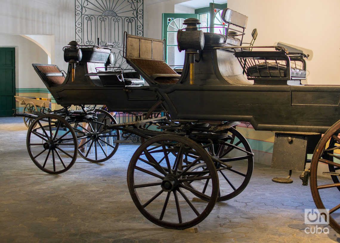 Coches antiguos fabricados en diferentes países y exhibidos en el Museo de la Ciudad, en La Habana. Foto: Otmaro Rodríguez.