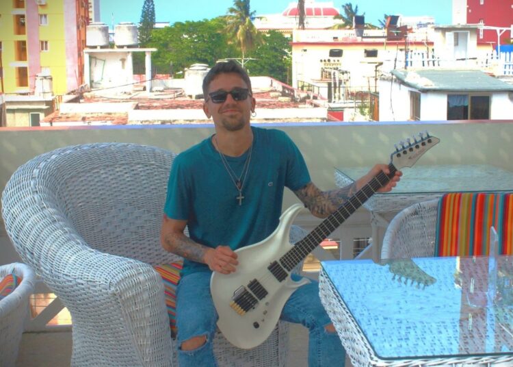 La guitarra que permanecerá en el Museo Nacional de la Música.