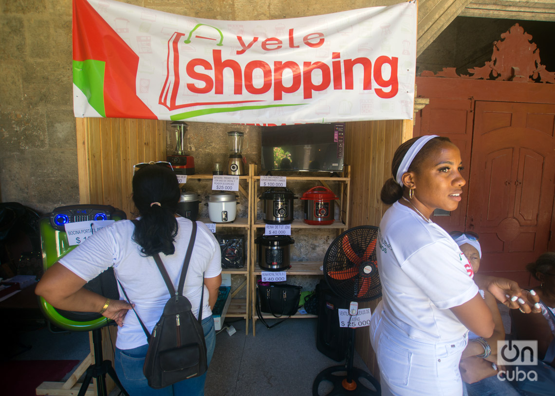 Feria de Expoemprendimiento por el aniversario 12 del proyecto CubaEmprende, en el Centro Félix Varela, en La Habana. Foto: Otmaro Rodríguez.