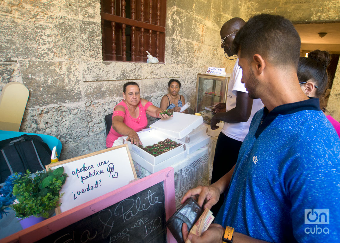 Feria de Expoemprendimiento por el aniversario 12 del proyecto CubaEmprende, en el Centro Félix Varela, en La Habana. Foto: Otmaro Rodríguez.