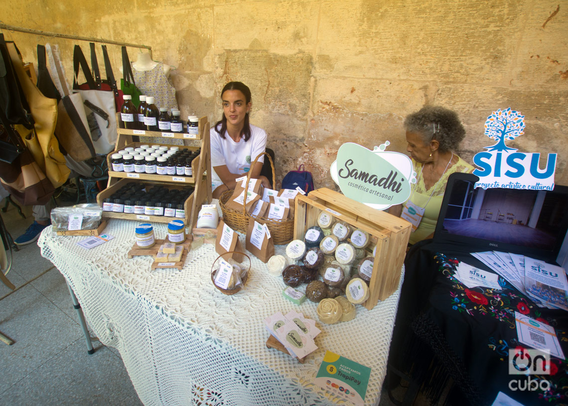 Feria de Expoemprendimiento por el aniversario 12 del proyecto CubaEmprende, en el Centro Félix Varela, en La Habana. Foto: Otmaro Rodríguez.