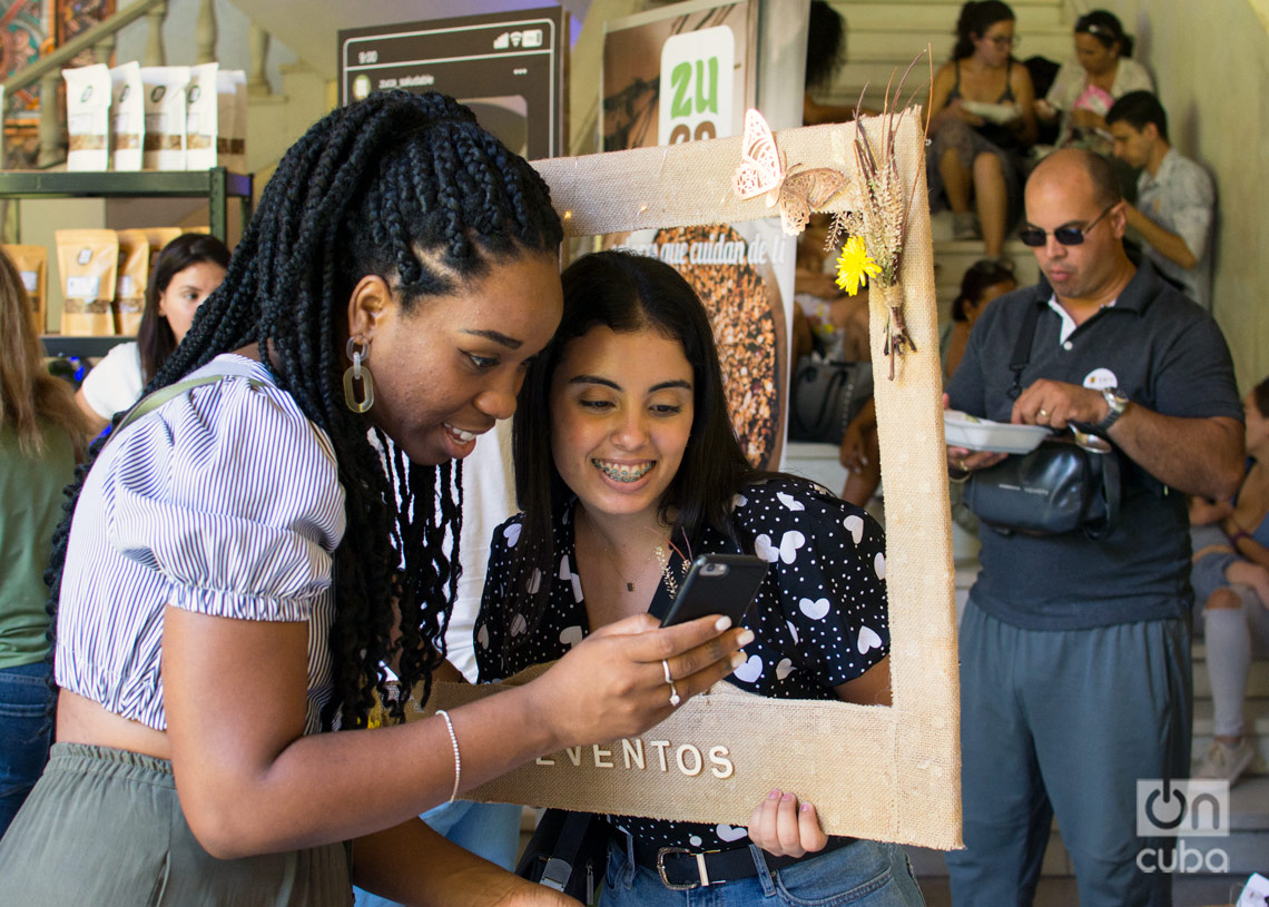 Feria de Expoemprendimiento por el aniversario 12 del proyecto CubaEmprende, en el Centro Félix Varela, en La Habana. Foto: Otmaro Rodríguez.