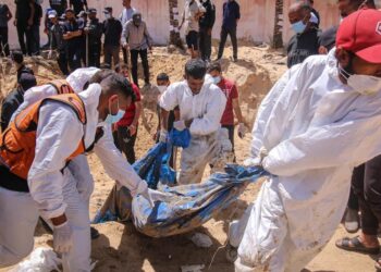 El hallazgo de fosas comunes en las áreas de los hospitales de Gaza atacados y tomados por Israel se vuelve un paisaje cotidiano. Foto: CNN en español