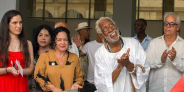 El maestro Manuel Mendive en la inauguración de su muestra "Pan con guayaba, una vida feliz", en el Museo Nacional de de Bellas Artes, en La Habana. Foto: Otmaro Rodríguez.