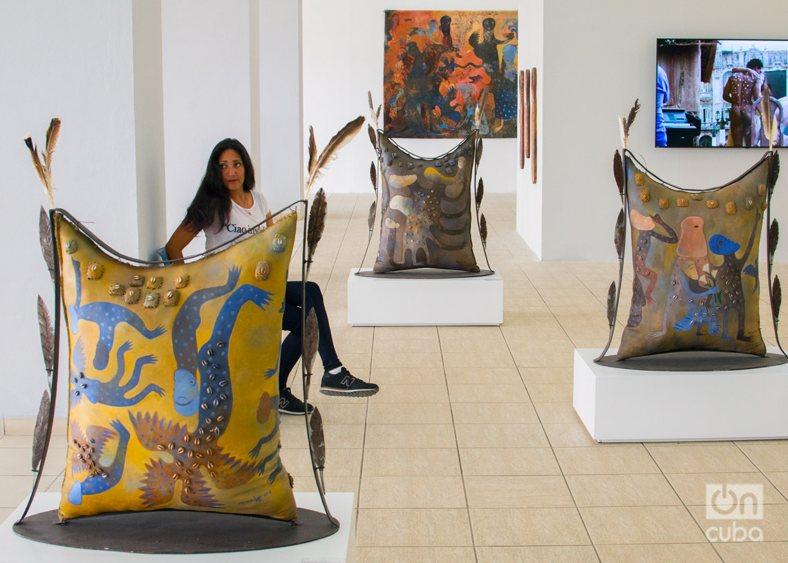 Exposición "Pan con guayaba, una vida feliz", del reconocido artista de la plástica Manuel Mendive, en el Museo Nacional de de Bellas Artes, en La Habana. Foto: Otmaro Rodríguez.