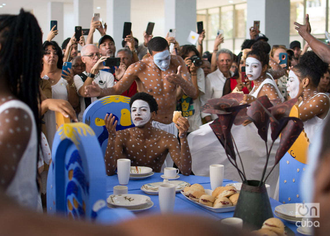 Inauguración de la muestra "Pan con guayaba, una vida feliz", del reconocido artista de la plástica Manuel Mendive, en el Museo Nacional de de Bellas Artes, en La Habana. Foto: Otmaro Rodríguez.