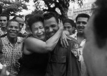 La Habana, 1959. Una madre se reencuentra con su hijo rebelde. Foto: Burt Glinn.