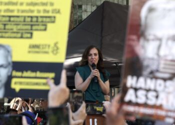 Stella Assange, esposa de Julian Assange, habla este lunes después de la audiencia. Foto: NEIL HALL/EFE/EPA.