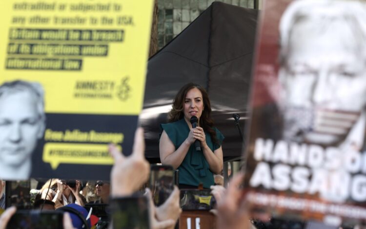 Stella Assange, esposa de Julian Assange, habla este lunes después de la audiencia. Foto: NEIL HALL/EFE/EPA.