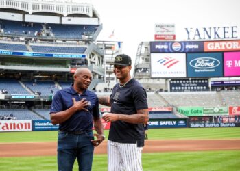 Luis Gil (derecha) junto a Orlando "El Duque" Hernández poco después de romperle el récord de ponches para un novato en la historia de los Yankees. Foto: New York Yankees.