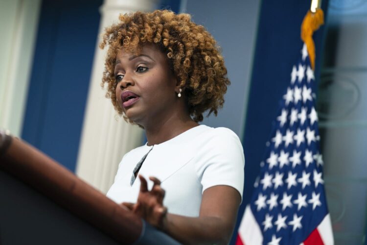 La secretaria de prensa de la Casa Blanca,  Karine Jean-Pierre. Foto: PBS.