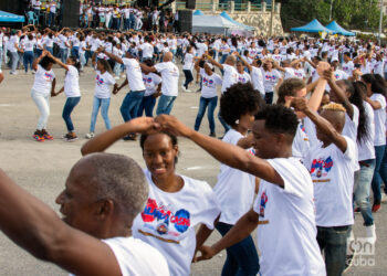 Récord mundial de bailadores de casino, en La Piragua, La Habana, 5 de mayo de 2024. Foto: Otmaro Rodríguez.