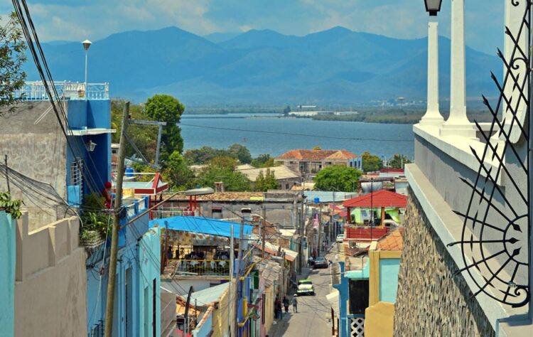 Santiago de Cuba visto desde El Tivolí. Foto: Meliá Cuba / Archivo.